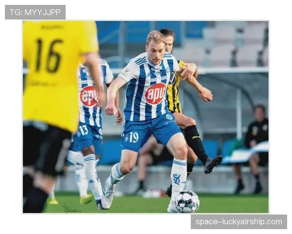 斯特拉斯堡小球迷冲入场内与偶像合影，被安保带离