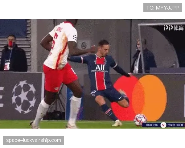 点球罚失后，帕尔默低头不语，恩佐上前安慰