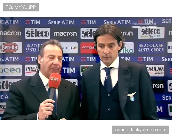 终场哨响,因扎吉与西蒙尼·因扎吉在场边紧紧相拥 终场哨响,因扎吉与西蒙尼·因扎吉在场边紧紧相拥